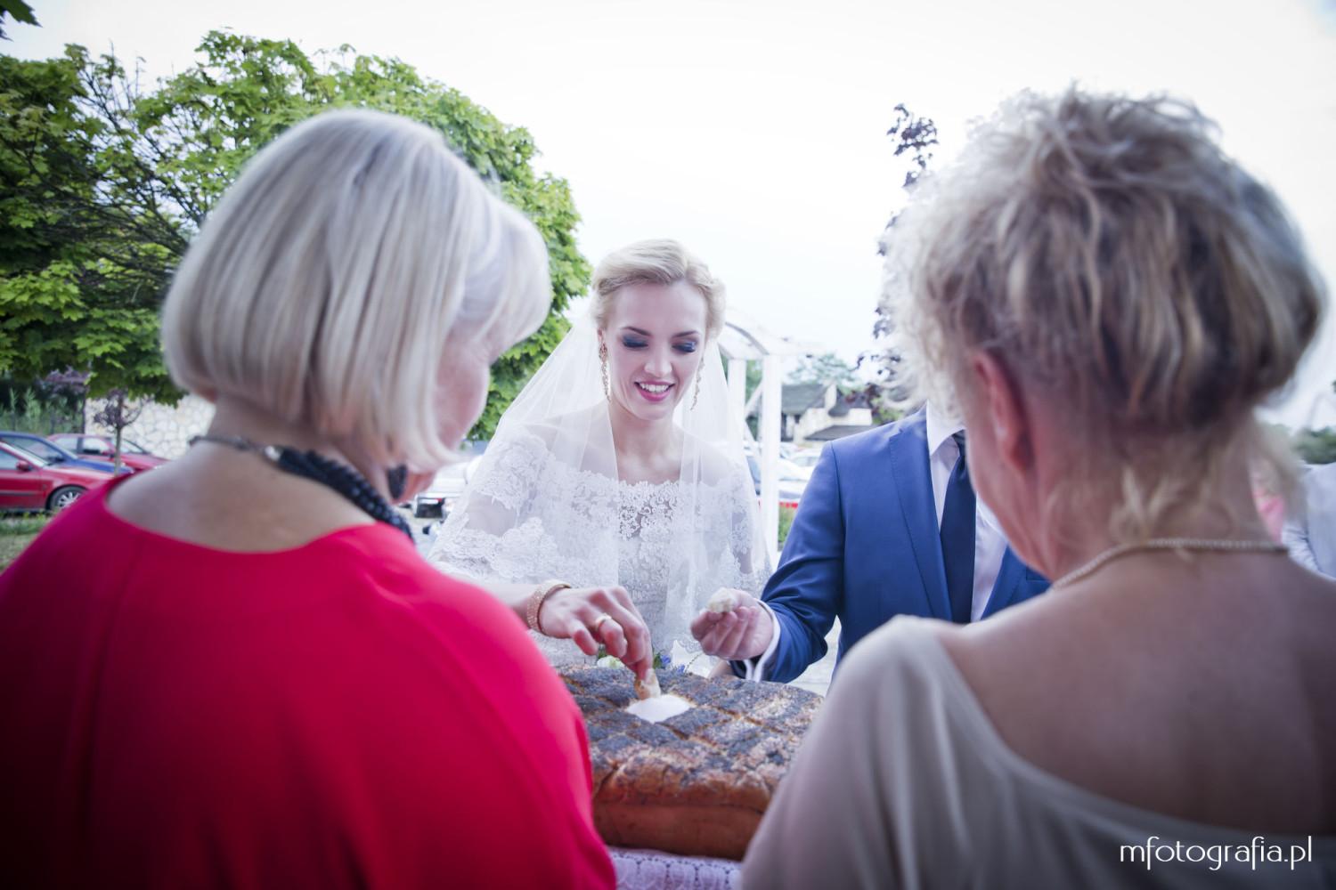 poczenstunek Pary Młodej chlebem